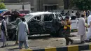 Kondisi mobil yang hancur akibat bom bunuh diri di di Peshawar, Pakistan, Senin, (17/7). Seorang pembom bunuh diri menyerang sebuah kendaraan yang membawa anggota paramiliter Frontier Corps (FC). (AFP Photo/Abdul Majeed)