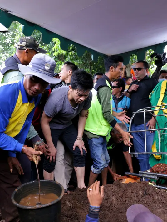 Dimakamkan di TPU Nagrog, Ujung Berung, Rabu (30/3/2016) siang, jenazah Nazmul Irphan diiringi oleh tangisan haru dari para keluarga yang hadir di pemakaman. (Adrian Putra/Bintang.com)
