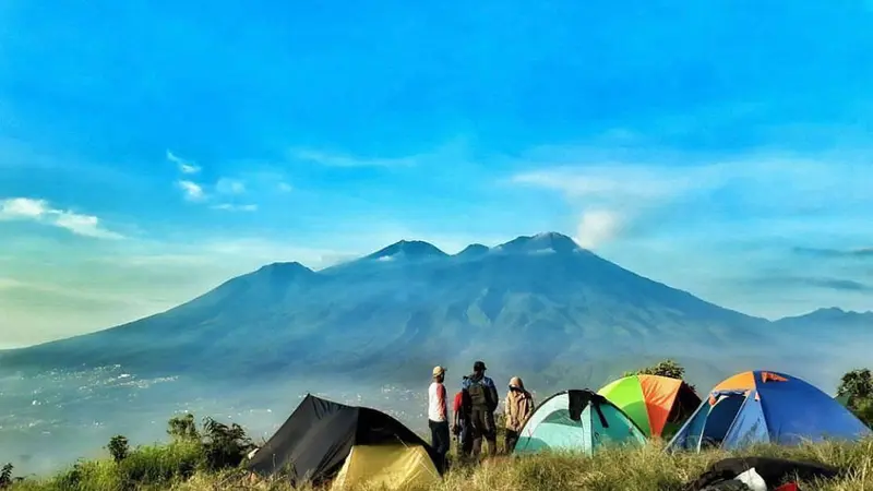 Para pendaki tengah berkemah di Gunung Penanggungan yang dipandang sebagai jelmaan Mahameru