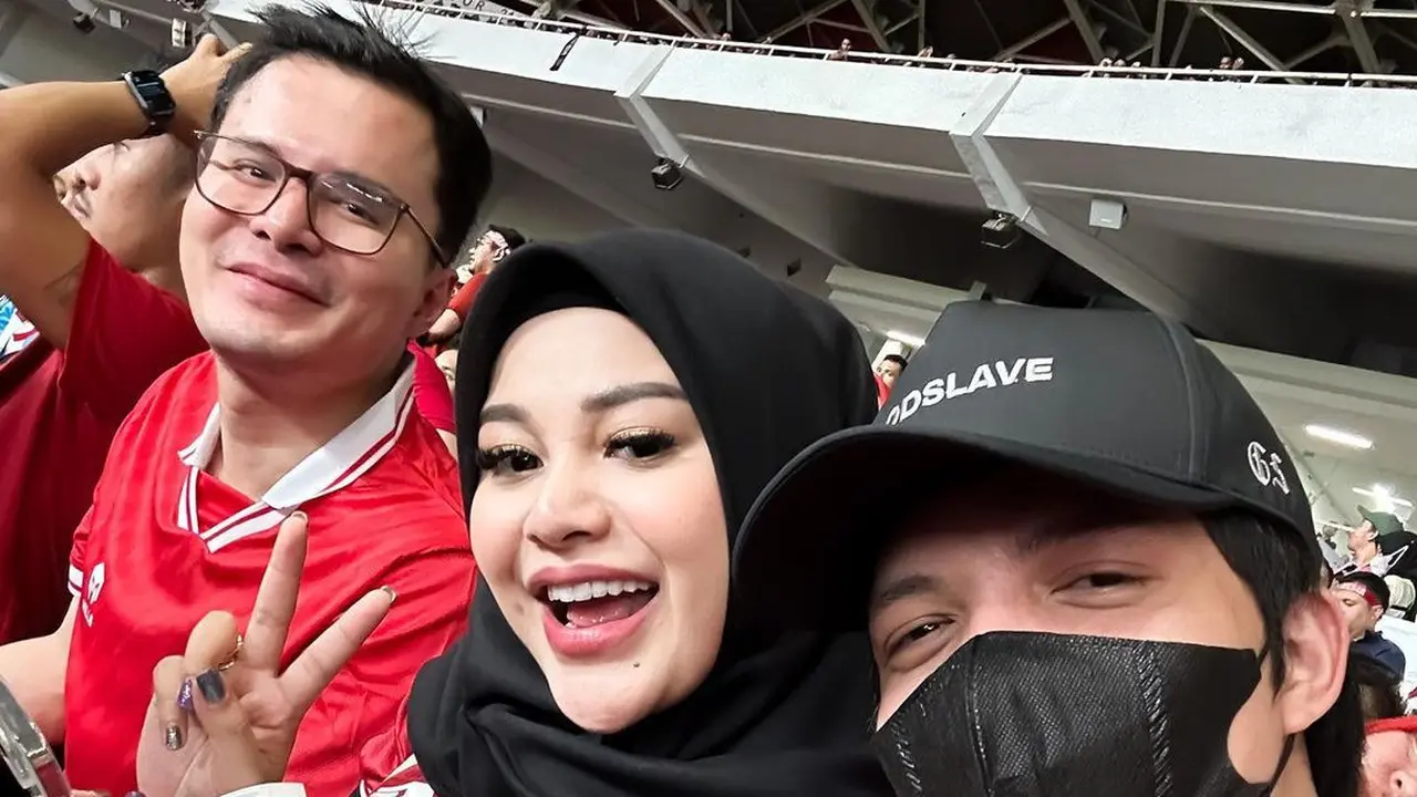 Kemesraan Atta Halilintar dan Aurel Hermansyah nonton bola di Stadion GBK.