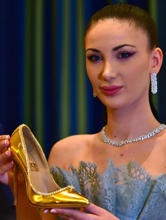 Desainer Jada Dubai, Maria Majari menunjukkan sepatu 'The Passion Diamond' yang dipamerkan di Burj Al Arab, Dubai, UEA, Rabu (26/9). Sepatu ini terbuat dari emas dengan dua berlian D-flawless masing-masing 15 karat. (AFP PHOTO / GIUSEPPE CACACE)