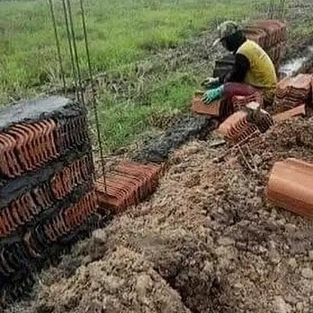 6 Potret Tukang Bangunan Salah Pasang Tembok Ini Bikin Tepuk Jidat