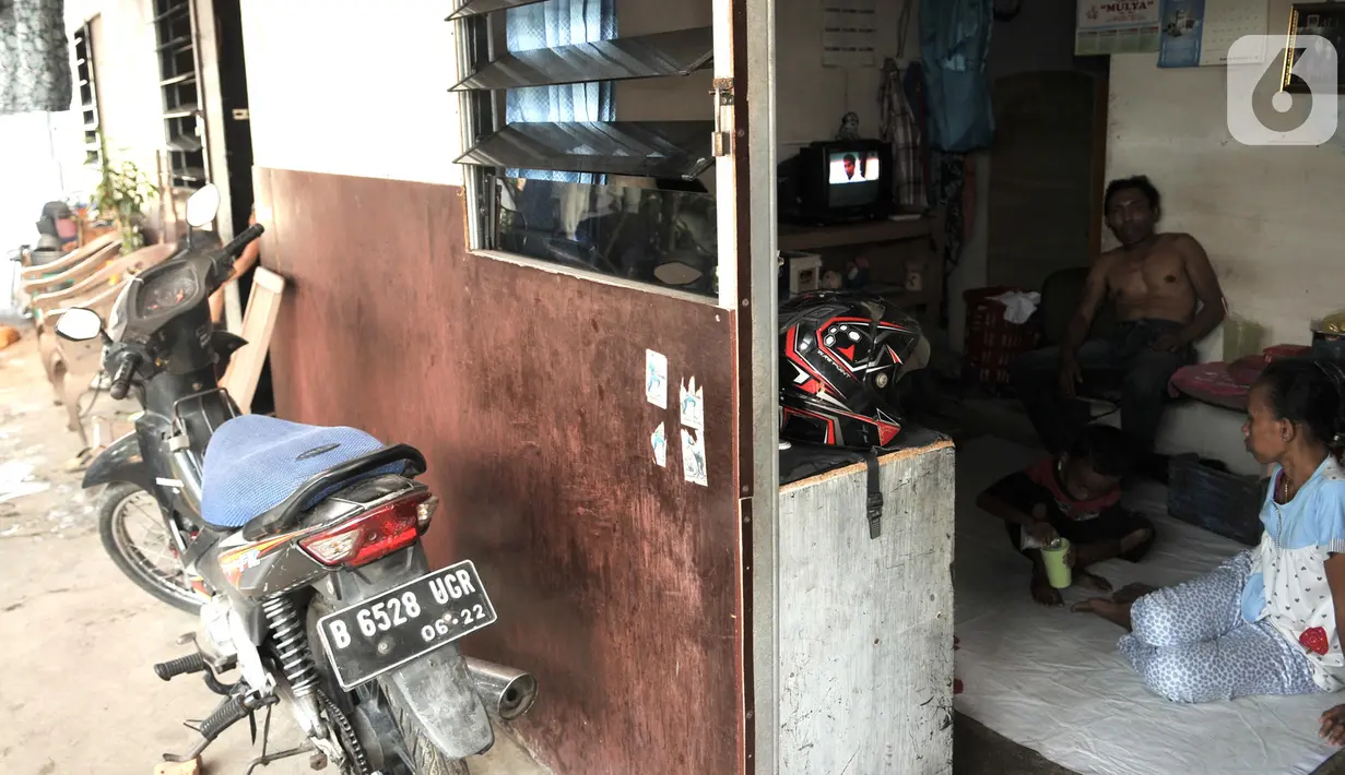Aktivitas warga di salah satu blok rumah penampungan sementara Kampung Akuarium, Penjaringan, Jakarta Utara, Senin (14/10/2019). Sudah 1,5 tahun warga menghuni rumah semipermanen, sebelumnya mereka tinggal di tenda pengungsian akibat penggusuran pada April 2016 lalu. (merdeka.com/Iqbal Nugroho)