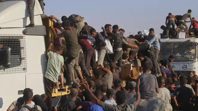 Warga Gaza Serbu Truk Pembawa Bantuan Kemanusiaan