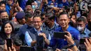 Ketum Partai Demokrat Agus Harimurti Yudhoyono bersalaman dengan Gubernur DKI Anies Baswedan di DPP Partai Demokrat, Jakarta, Jumat (7/10/2022). Kunjungan Anies ke Demokrat ini merupakan yang pertama setelah diusung sebagai calon presiden (capres) Pilpres 2024 oleh Partai NasDem. (Liputan6.com/Faizal Fanani)