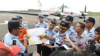 TNI Angkatan Udara (AU) saat memberi keterangan kepada wartawan terkait pesawat asal Singapura yang masuk wilayah Indonesia tanpa izin, Pontianak, Kalbar, Selasa (28/10/2014). (Liputan6.com/Raden AMP)