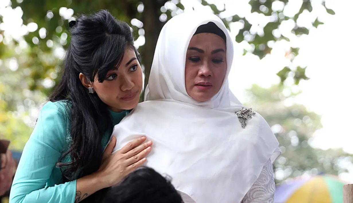 “Benar-benar shock banget, benar-benar bikin mama sedih luar biasa. Sedih karena kita rayakan ultah di makam. Kita nggak sangka sama sekali," ujar Nia Anggia. (Nurwahyunan/Bintang.com)