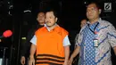 Penyuap Bupati Pakpak Bharat, Hendriko Sembiring dikawal petugas usai menjalani pemeriksaan perdana oleh penyidik di gedung KPK, Jakarta, Selasa (27/11). Hendriko diperiksa sebagai tersangka terkait dengan proyek di Dinas PUPR. (merdeka.com/Dwi Narwoko)