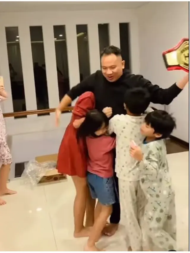 8 Artis Pria Sukses Besarkan Anak Tanpa Istri, Tegar Jadi Single Father