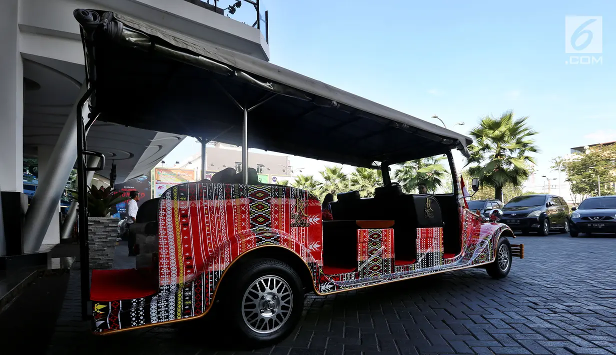 Bentuk mobil bercorak Ulos Mandailing yang akan digunakan acara ngunduh mantu Kahiyang-Bobby di Medan, Senin (20/11). Motif mobil ini disesuaikan dengan adat yang akan digunakan dalam acara ngunduh mantu Kahiyang-Bobby. (Liputan6.com/JohanTallo)