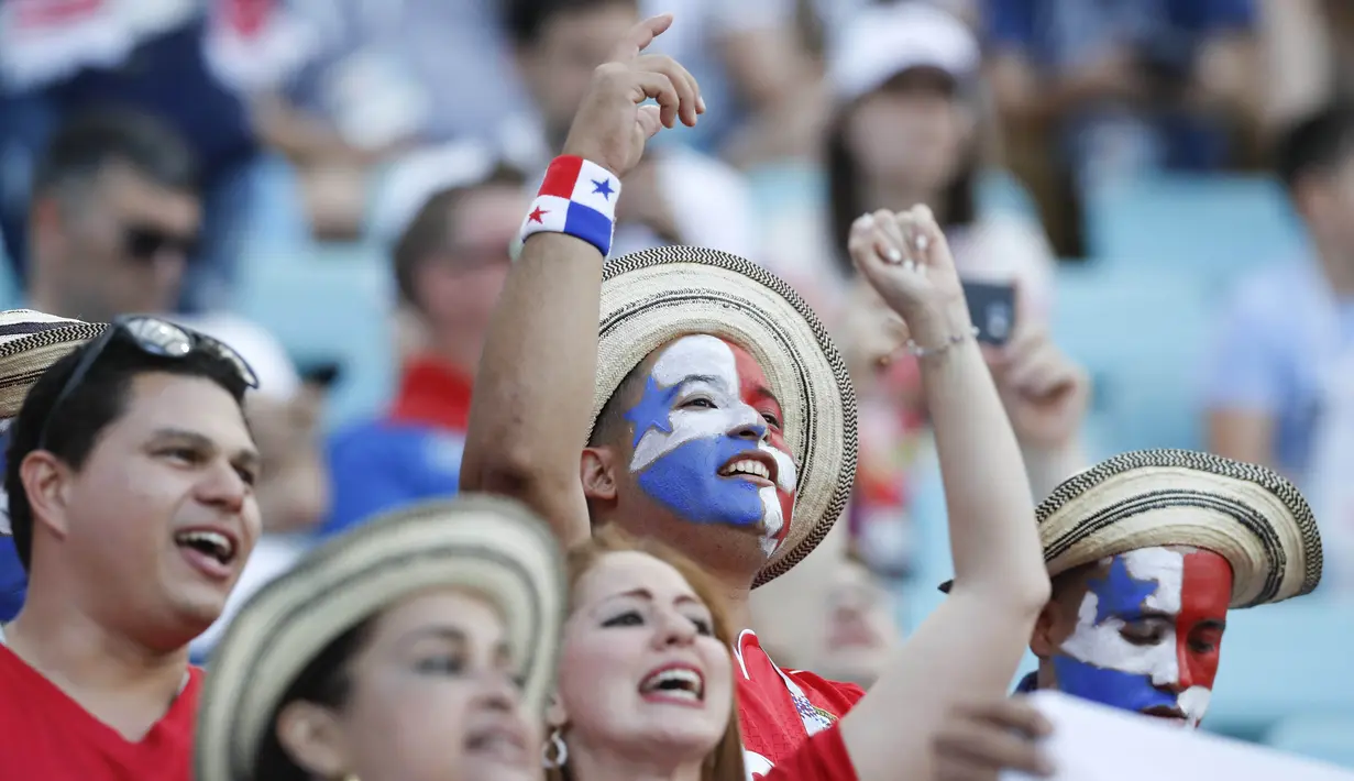 Para suporter Panama saat pertandingan melawan Belgia pada laga Piala Dunia 2018 di Stadion Fisht, Senin (18/6/2018). Belgia menang 3-0 atas Panama. (AP/Antonio Calanni)