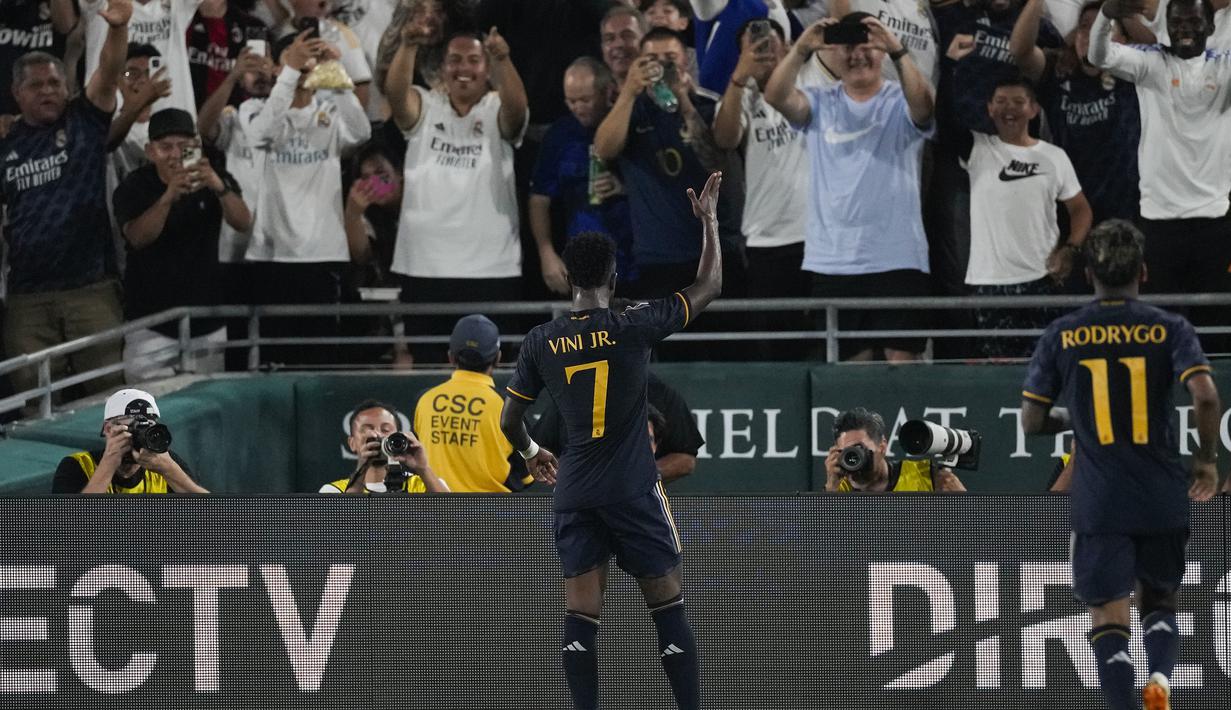 Selebrasi striker Real Madrid, Vinicius Junior setelah mencetak gol ketiga timnya ke gawang AC Milan pada laga pramusim 2023/2024 Soccer Champions Tour di Rose Bowl Stadium, Pasadena, California, Senin (24/7/2023) pagi WIB. (AP Photo/Ashley Landis)