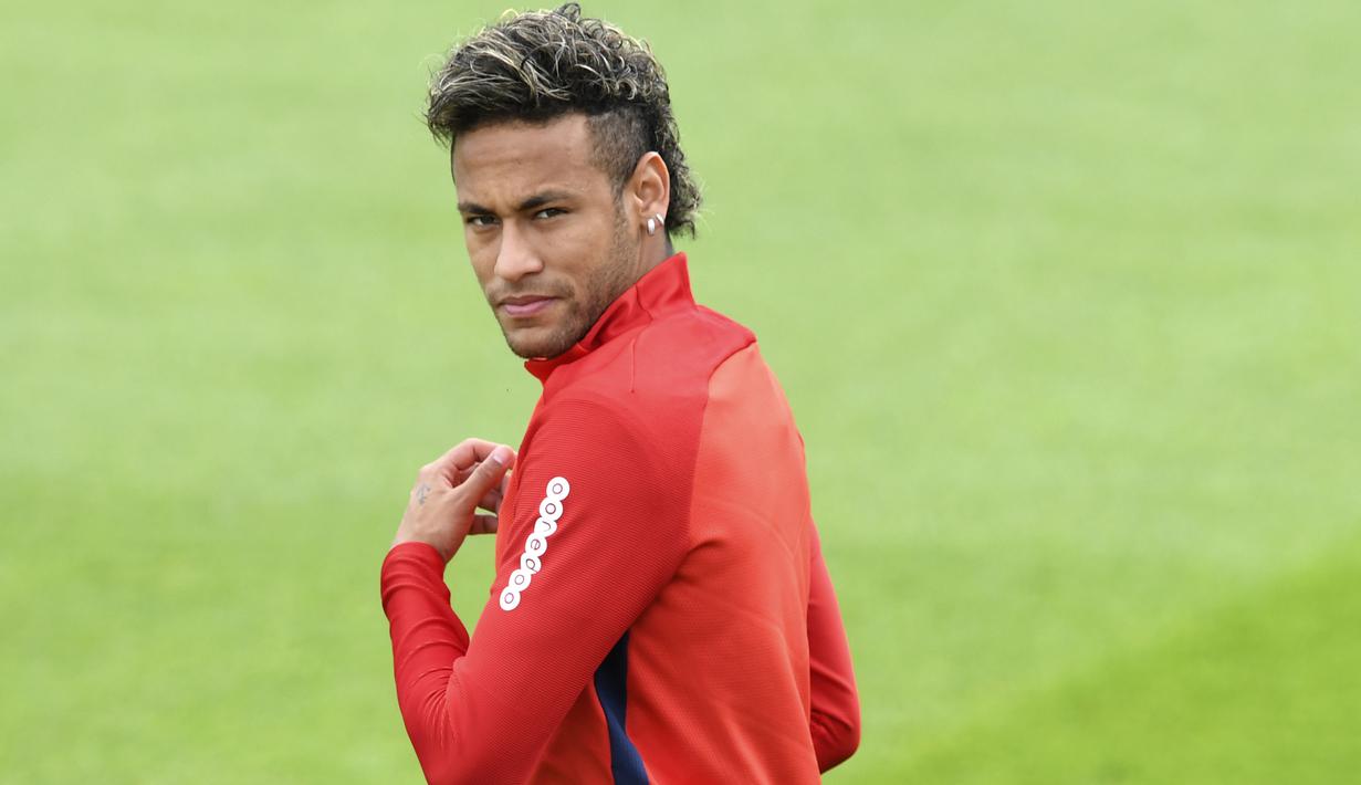 Senyum Neymar yang terlihat santai pada sesi latihan  bersama PSG di Camp des Loges, Paris, (11/8/2017). PSG akan mengawali Liga 1 Prancis melawan Guingamp. (AFP/Alain Jocard)