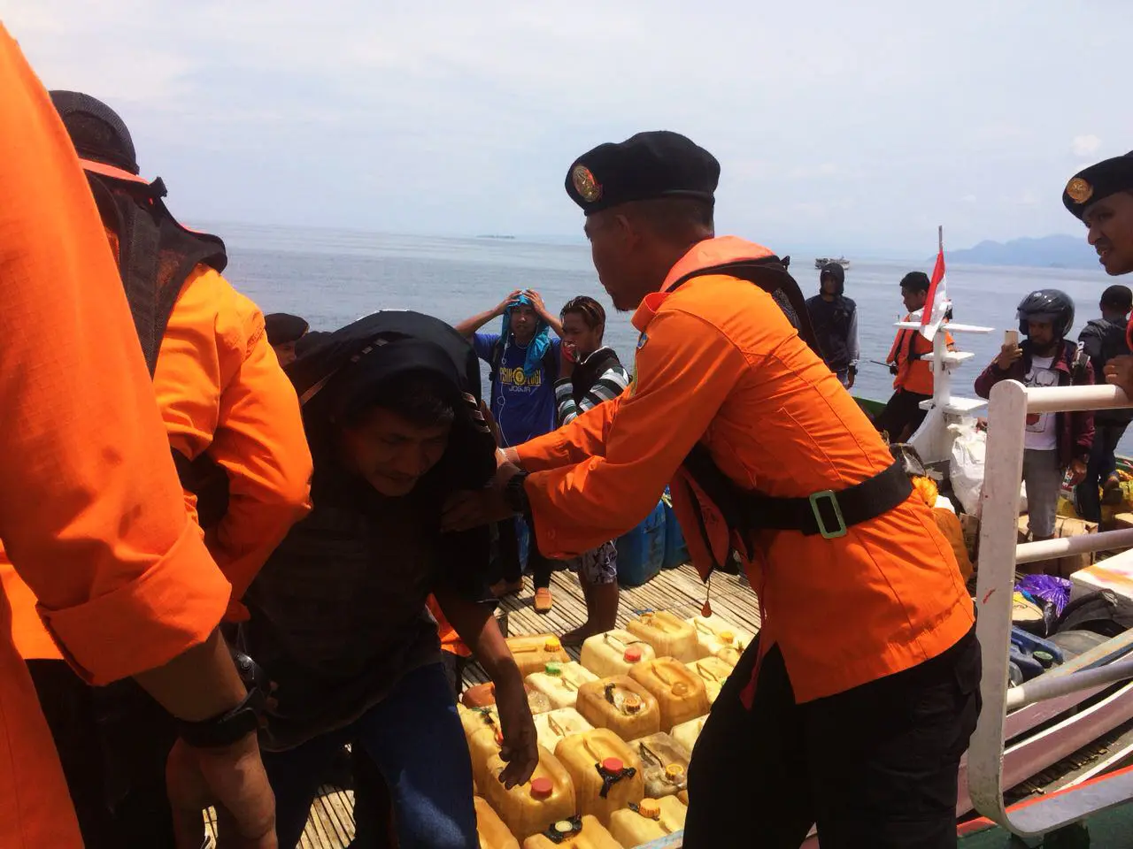 Tim SAR mengevakuasi para penumpang kapal yang mati mesin di perairan Wawonii, Sulawesi Tenggara. (Liputan6.com/Ahmad Akbar Fua)