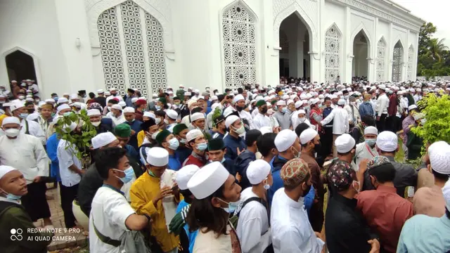 Warga ikut melayat dan mengantar jenazah Habib Mustofa Bin Jafar Assegaf di Depok, Jawa Barat. (Liputan6.com/Dicky Prihanto)