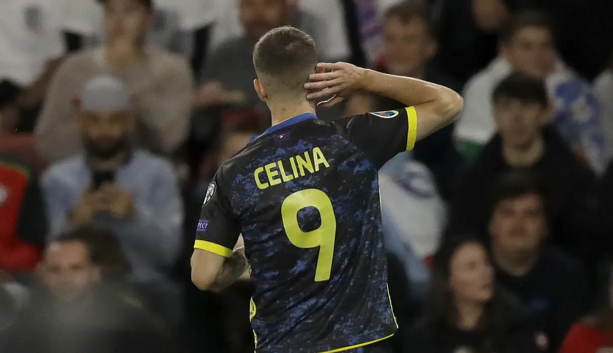 Penyerang Kosovo, Bersant Celina berselebrasi usai mencetak gol ke gawang Inggris pada pertandingan grup A Kualifikasi Euro 2020 di Stadion St Mary di Southampton (10/9/2019). Inggris menang telak atas Kovoso 5-3. (AP Photo/Matt Dunham)