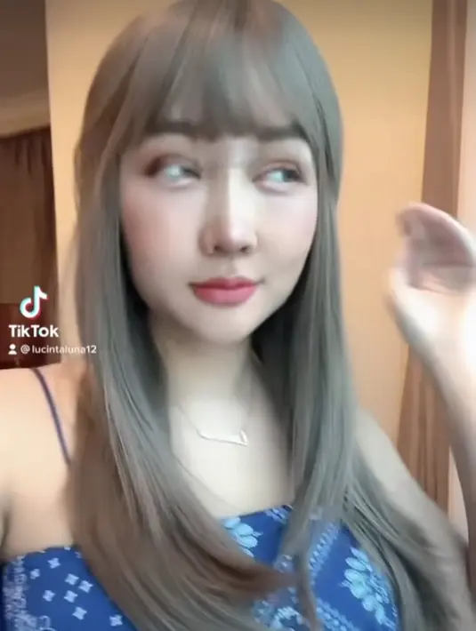 <p>Dalam beberapa foto, mata Lucinta Luna pun memang masih terlihat bengkak dengan rambut silver panjang berponinya. (@lucintaluna_manjalita)</p>