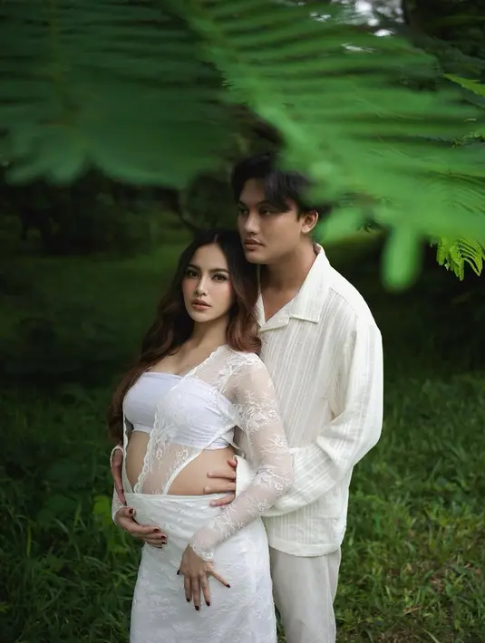 Ia nampak kenakan kemben putih dengan atasan model cutout kebaya dipadu dengan rok putih [@mahaliniraharja]