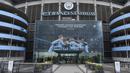 Poster raksasa bergambar pemain Manchester City terpasang di Stadion Etihad, Manchester, Senin (17/4/2018). Persiapan ini dilakukan untuk merayakan pesta juara Manchester City meraih gelar Premier League. (AFP/Paul Ellis)