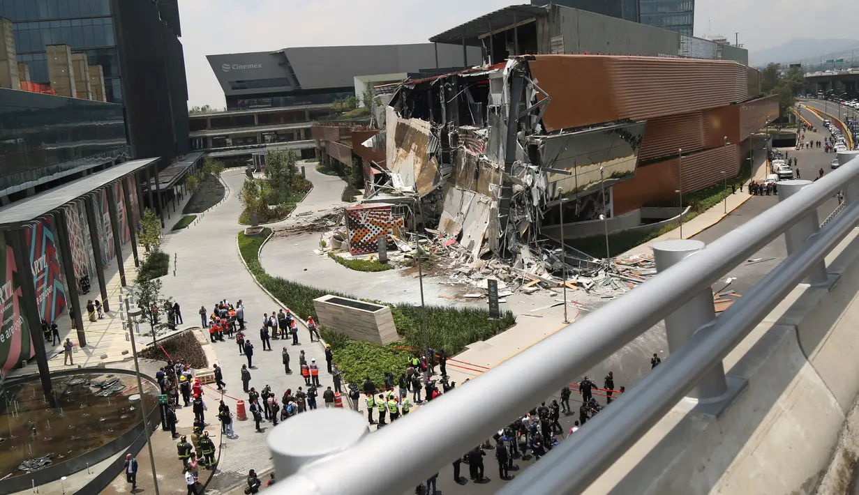 Pusat perbelanjaan Artz Pedregal yang baru dibuka roboh di Mexico City, Meksiko, Kamis (12/7). Pembangunan mal itu memicu kemarahan dari penduduk karena dianggap menghilangkan keberadaan ruang terbuka. (AP Photo/Anthony Vazquez)
