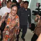 Budayawati Sukmawati Soekarnoputri berjalan memasuki kantor Majelis Ulama Indonesia (MUI) di Jakarta, Kamis (5/4). Kedatangan Sukmawati untuk mengadakan pertemuan  tertutup dengan Ketua Umum MUI, Ma'ruf Amin. (Liputan6.com/Angga Yuniar)