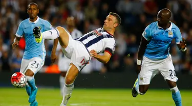 Penyerang West Brom Rickie Lambert (tengah) saat beraksi melawan Manchester City di The Hawthorns Stadium, markas West Bromwich Albion, Inggris,  Senin (10/8/2015). Manchester City menang telak dengan skor 3-0 atas West Brom. (Reuters/Darren Staples)