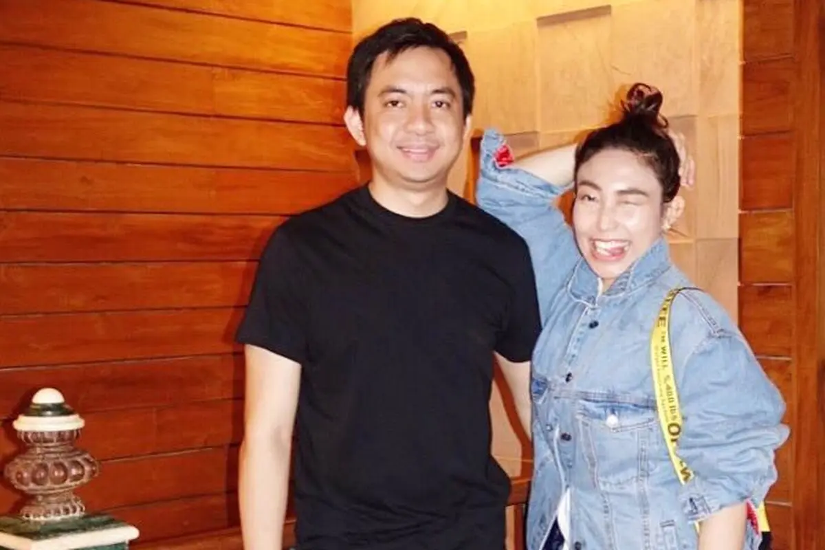 [Bintang] 8 Foto Ayu Dewi dan Regi Datau yang Kocak Tapi Romantis