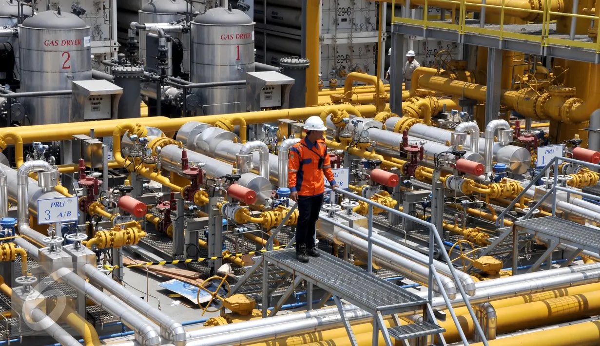 Teknisi mengawasi pengoperasian instalasi produksi tekanan gas di Compressed Natural Gas (CNG), Bekasi, Selasa (8/9/2015). CNG Plantt berkontribusi 5-10 % terhadap total daya listrik 2045 MW menjadi 20-30 % pada tahun 2016. (Liputan6.com/Johan Tallo)