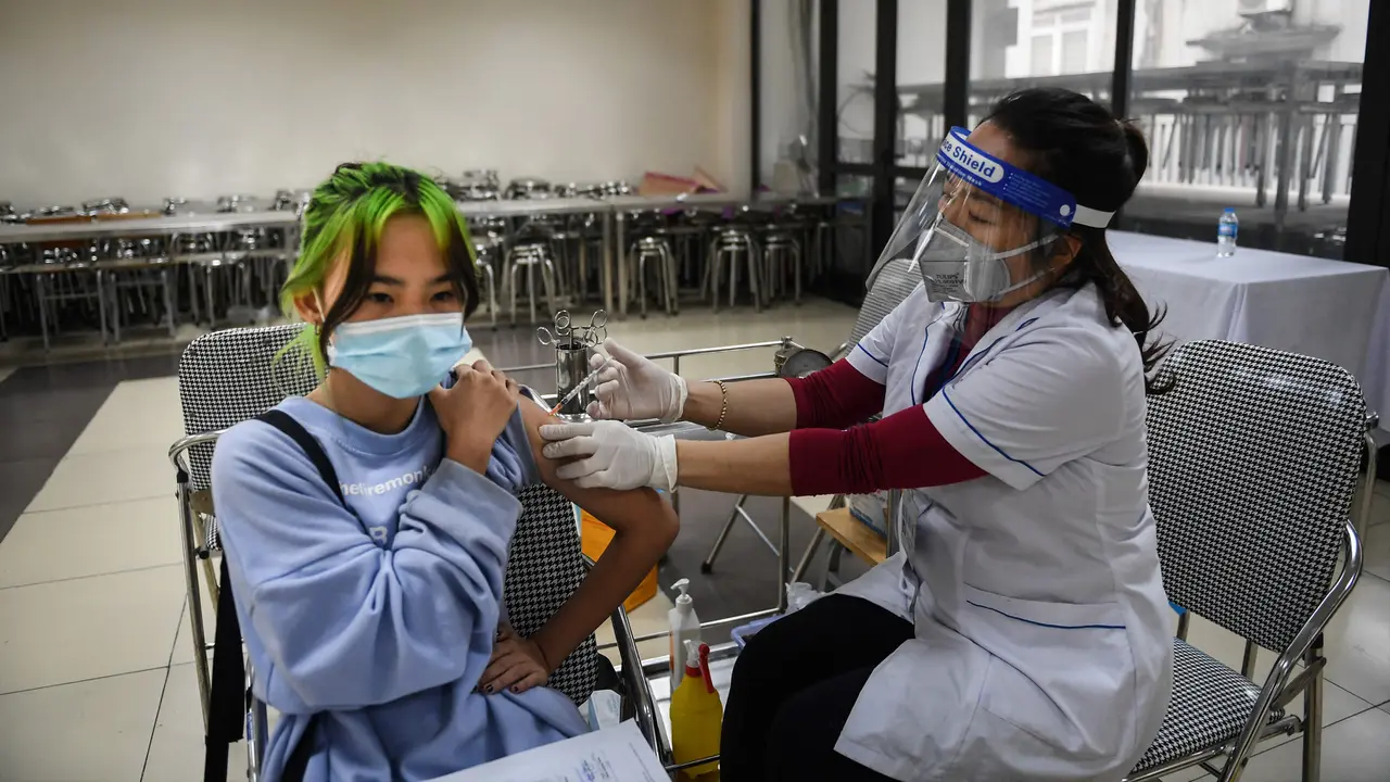 FOTO: Vietnam Vaksinasi COVID-19 Anak Berusia 12 hingga 17 Tahun