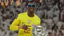 <p>Kiper Qatar, Meshaal Barsham mengenakan kacamata saat dianugerahi pengharagaan penjaga gawang terbaik Piala Asia 2023 di Lusail Stadium, Doha, Qatar, Sabtu (10/02/2024). (AFP/Giuseppe Cacace)</p>