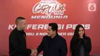 Ketua Umum PSSI, Erick Thohir (tengah) menyalami pesepakbola Belgia keturunan Indonesia, Radja Nainggolan (kiri) dan Sabreena Dressler saat menggelar pertemuan dengan pewarta di Jakarta, Rabu (8/11/2023). (Liputan6.com/Helmi Fithriansyah)