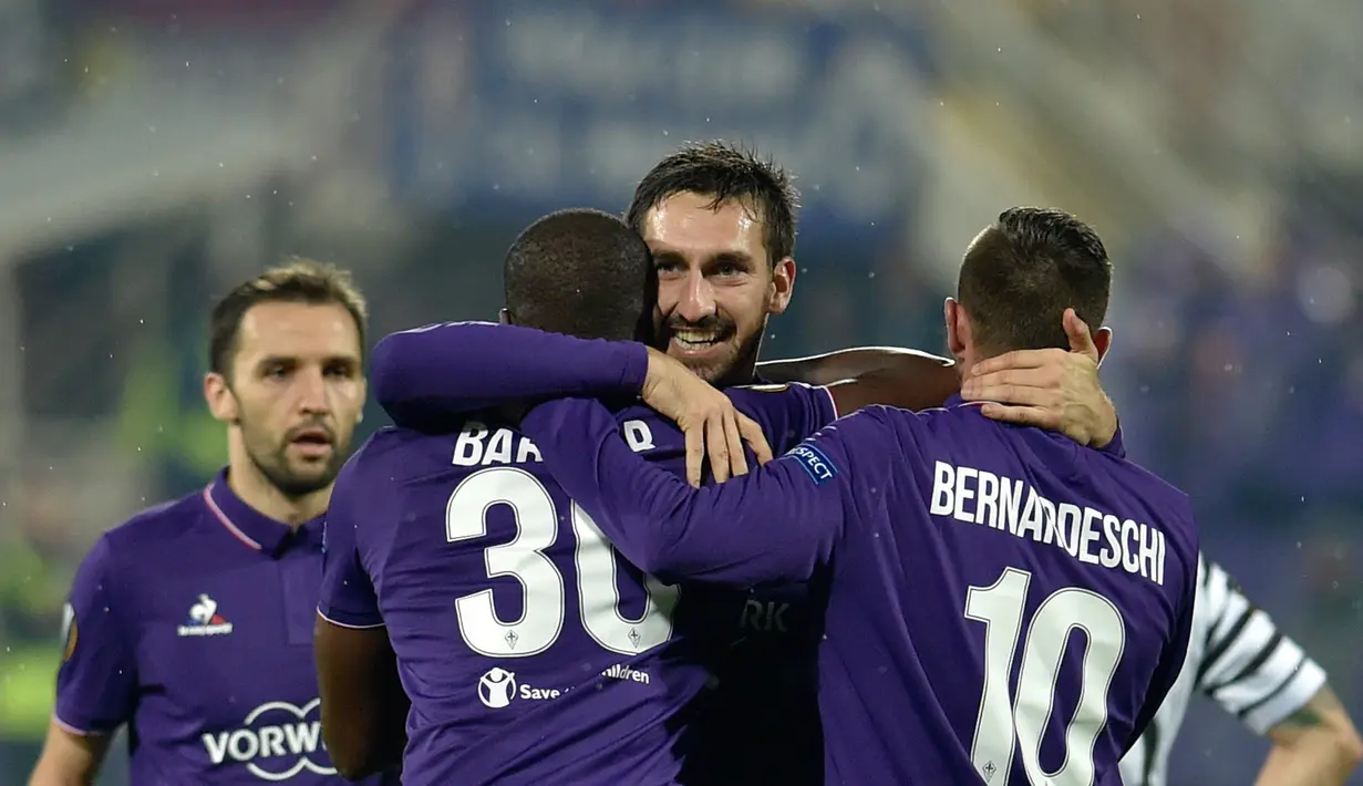 Foto pada tanggal 24 November 2016, Kapten Fiorentina Davide Astori (tengah) merayakan gol untuk timnya saat melawan Paok dalam pertandingan Liga Eropa di Florence. (AFP Photo/Andreas Solaro)