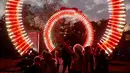 Pertunjukan cahaya digambarkan untuk mempromosikan peluncuran acara  "Christmas at Kew Gardens" di Kebun Botani Kew, London, 21 November 2018. Taman Kew menghias pepohonan dan patungnya dengan tata lampu menarik menjelang perayaan Natal. (Tolga AKMEN/AFP)