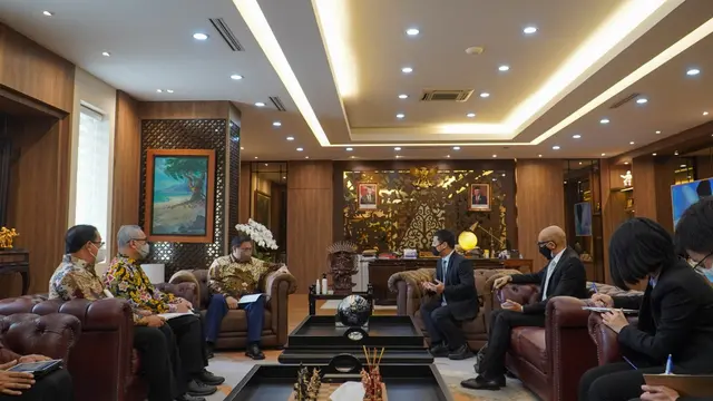Menteri Koordinator Bidang Perekonomian Airlangga Hartarto dalam pertemuan dengan Menteri Pembangunan Nasional Singapura, H.E. Mr. Desmond Lee di Jakarta, Rabu (23/3/202).