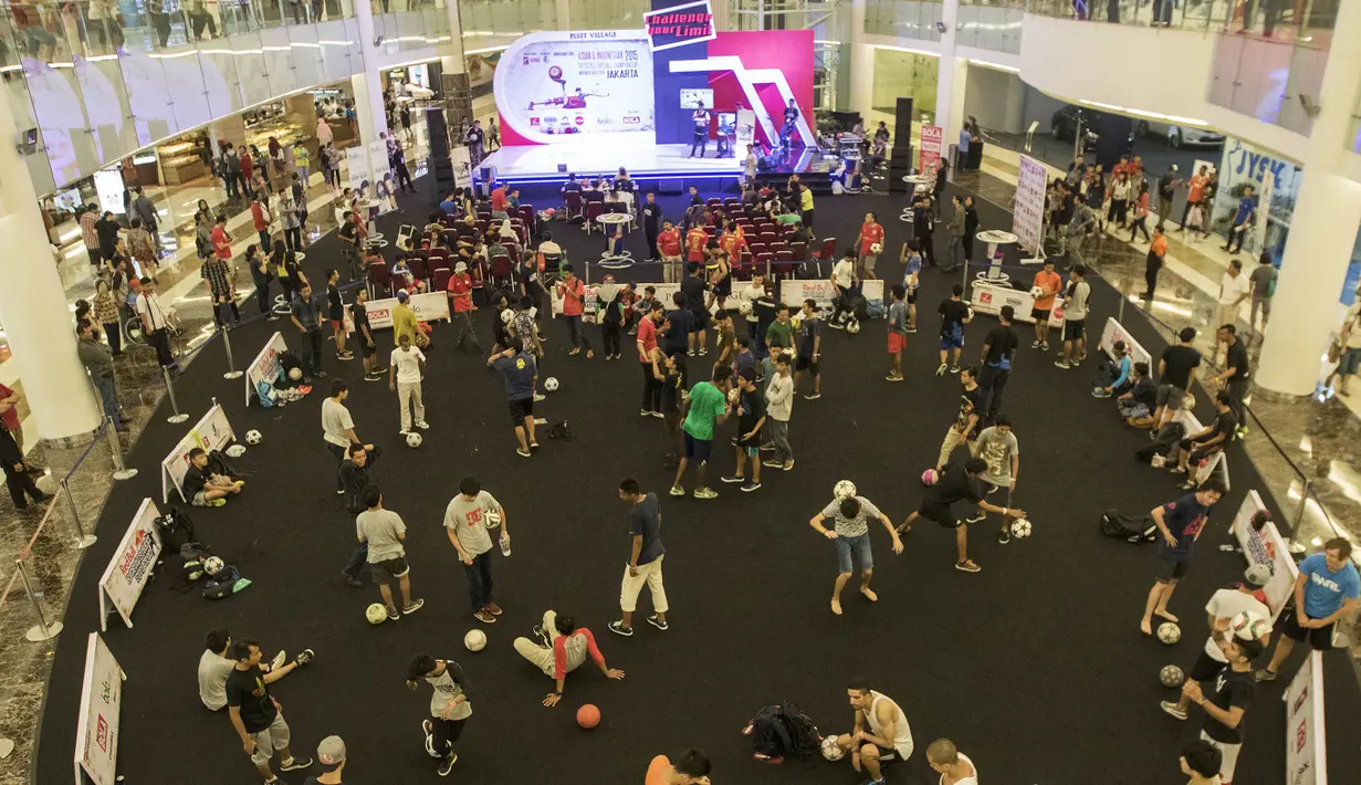 Sejumlah freestyler mengikuti acara Indonesian Freestyle Football Championship 2015 di Mall Pluit Village, Jakarta, Sabtu (14/11/2015). (Bola.com/Vitalis Yogi Trisna)