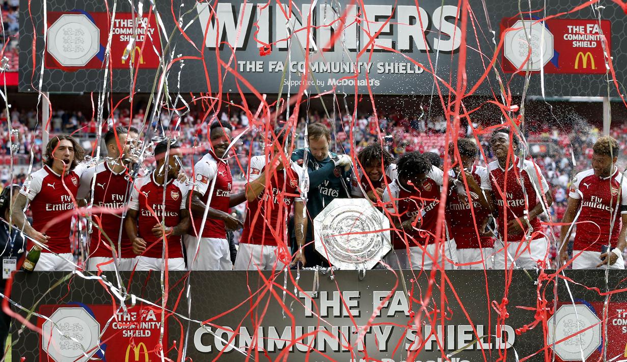 Para pemain Arsenal merayakan gelar Community Shield usai mengalahkan Chelsea di Stadion Wembley, London, Minggu (6/8/2017). Ini merupakan trofi Community Shield yang ke-15 bagi Arsenal. (AFP/Ian Kington)