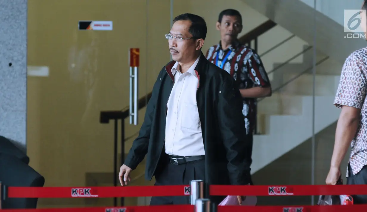 Wakil Wali Kota Banjarmasin, Hermansyah usai diperiksa di Gedung KPK, Jakarta, Jumat (15/12). Hermansyah diperiksa sebagai saksi terkait persetujuan perda penambahan modal PDAM Bandarmasih Kota Banjarmasin 2017. (Liputan6.com/Helmi Fithriansyah)