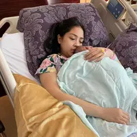 Nagita Slavina dan Baby R. (Foto: Instagram @raffinagita1717)