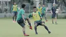 Pemain Timnas Indonesia saat latihan di Lapangan ABC Senayan, Jakarta, Kamis (22/2/2018). Latihan ini dilakukan untuk persiapan Piala AFF U-18 2018 dan Piala Asia U-19 2018. (Bola.com/M Iqbal Ichsan)