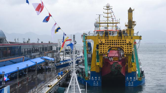 Kapal keruk Tian Kun Hao di sebuah pelabuhan di Shenzhen, Provinsi Guangdong, China selatan (13/10/2020). Kapal selam berawak Jiaolong, kapal induknya Shenhai Yihao (Laut Dalam No. 1), serta kapal keruk Tian Kun Hao akan ditampilkan di ajang Pameran Ekonomi Maritim China. (Xinhua/Mao Siqian)