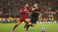 Pemain Atletico Madrid, Koke, berebut bola dengan penyerang Liverpool, Mohamed Salah, pada laga Liga Champions di Stadion Anfield, Rabu (11/3/2020). Liverpool takluk 2-3 dari Atletico Madrid. (AP/Jon Super)