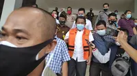 Sekda Riau Yan Prana Indra Jaya menggunakan rompi tahanan digiring petugas Kejati Riau. (Liputan6.com/M Syukur)