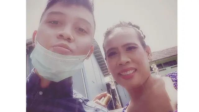 5 Potret Kenangan Omas Bareng Anak-anaknya, Single Parent Panutan