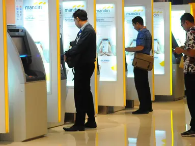 Nasabah melakukan transaksi di ATM Mandiri, Jakarta, Senin (29/4/2019). PT Bank Mandiri Tbk membukukan laba bersih Rp 7,2 Triliun pada Kuartal I 2019. (Liputan6.com/Angga Yuniar)