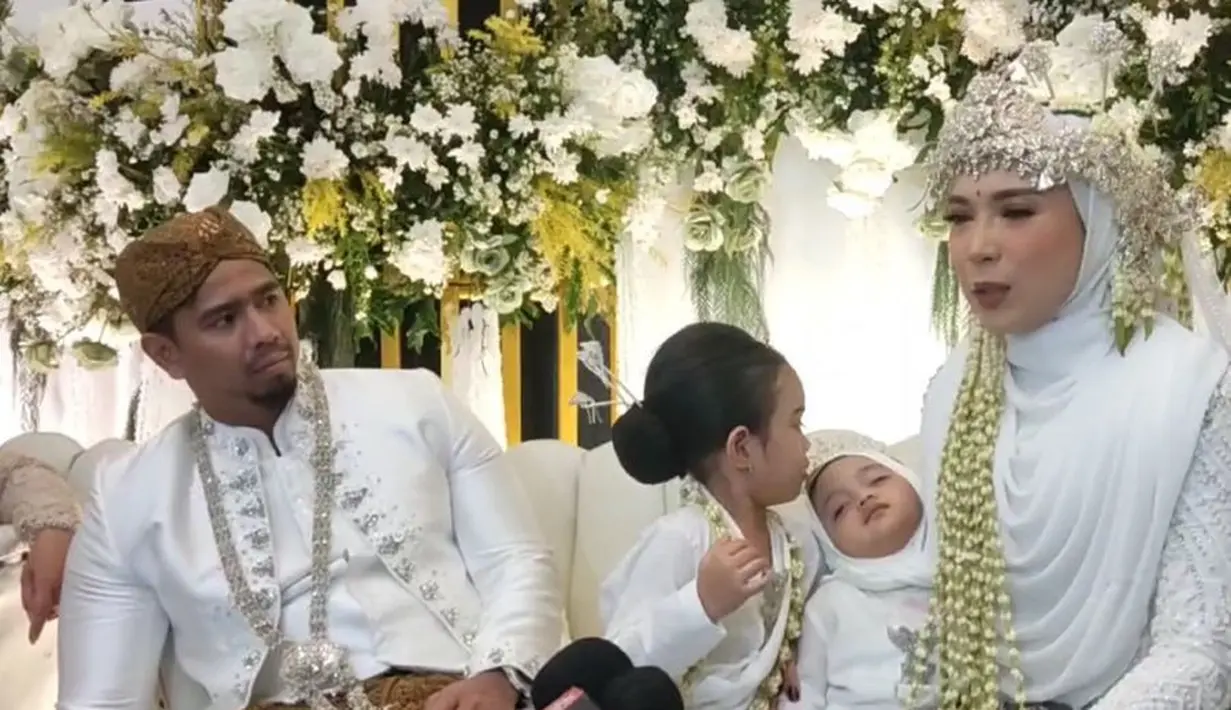 Sementara Irfan tampil gagah dengan beskap warna putihnya yang dilengkapi blangkon coklat dan kalung melati.