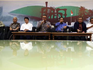Sejumlah profesor dan pegawai Lembaga Ilmu Pengetahuan Indonesia (LIPI) menyambangi Komisi VII DPR di Kompleks Parlemen Senayan, Rabu (30/1). Mereka mengadukan sang kepala, Laksana Tri Handoko terkait reorganisasi di tubuh LIPI. (Liputan6.com/Johan Tallo)