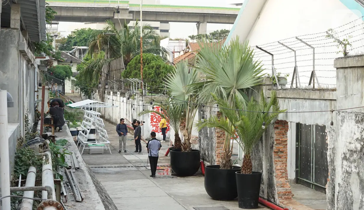 Pengunjung beraktivitas di sekitar kawasan M Bloc Space, Blok M, Jakarta, Senin (14/10/2019). Ruang kreatif baru tersebut berdiri di atas lahan Peruri dengan luas 7.000 meter persegi. (Liputan6.com/Immanuel Antonius)