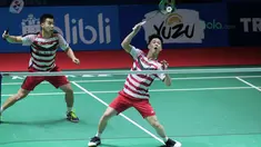 Kevin Sanjaya mengembalikan kok ke arah Hendra Setiawan/Mohammad Ahsan pada babak pertama Indonesia Open 2018 di Istora Senayan, Jakarta, (4/6/2018). Kevin/Marcus menang 21-16 18-21 21-10.  (Bola.com/Nick Hanoatubun)
