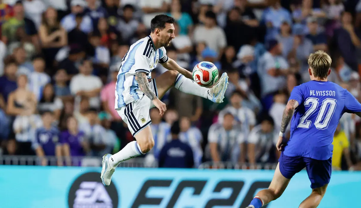 Pemain Argentina, Lionel Messi, mengontrol bola saat melawan Islandia pada laga uji coba di Jordan-Hare Stadium, Auburn, Alabama, Amerika Serikat, Rabu (10/6/2026). (AP Photo/Butch Dill)