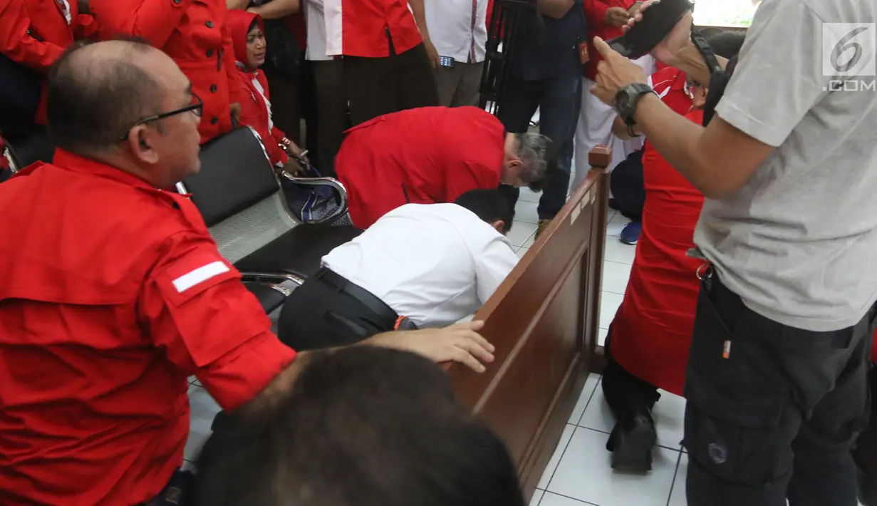 Ketua Umum PKPI Hendropriyono (baju putih) bersiap melakukan sujud syukur seusai mendengarkan pembacaan putusan di PTUN Jakarta, Rabu (11/4). Majelis hakim PTUN DKI Jakarta mengabulkan permohonan gugatan PKPI. (Liputan6.com/Arya Manggala)